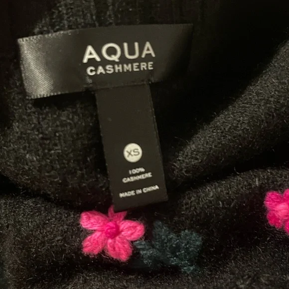 Aqua Cashmere black sweater with beautiful hot pink flowers size XS - Picture 7 of 8